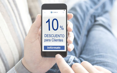 persona tumbada en el sofá mirando en el móvil un descuento