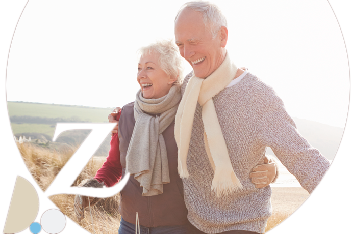 pareja senior paseando por la playa en invierno