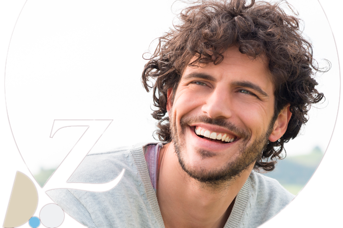 chico joven sonriente