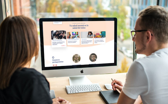 dos personas mirando la pantalla de un ordenador