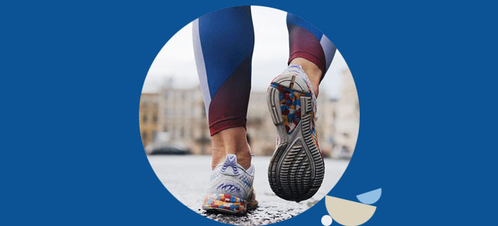 primer plano de unas zapatillas de una persona que está haciendo deporte