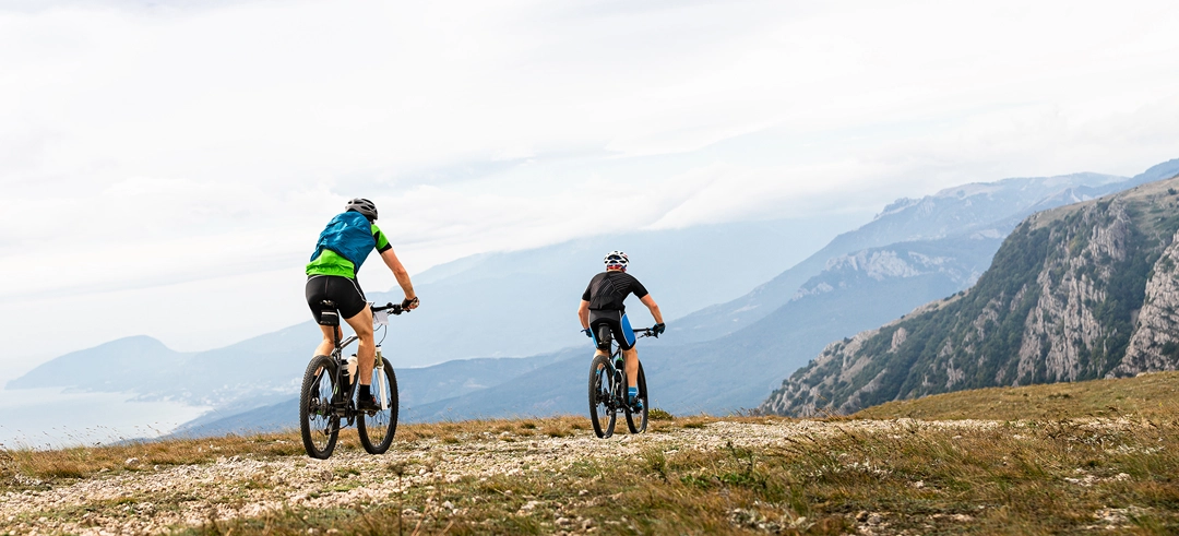 Dos personas montados en bicicleta haciendo una ruta por la montaña