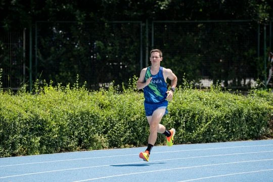 Hombre corriendo en una pista de atletismo