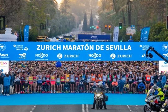 Corredores preparados en la salida de la Zurich Maratón Sevilla