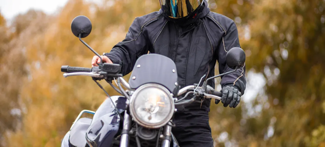 Motorista arrancando la moto