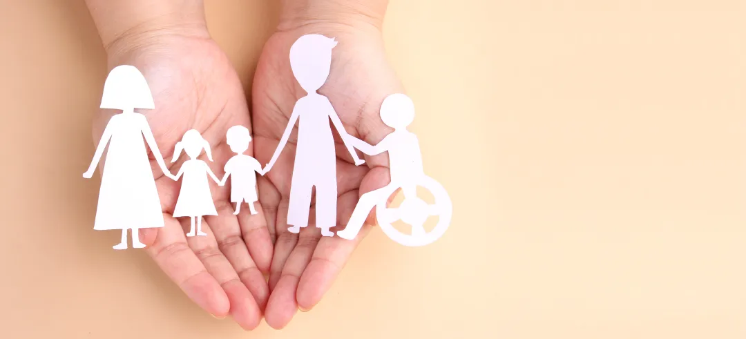Silueta de una familia hecha con papel y sostenida entre las manos